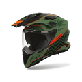 Airoh Commander 2 Plug Verde/Arancio Opaco (CM2P35), casco adventure visto di tre quarti dal lato sinistro, grafica verde mimetica con inserti arancio e neri, opaca