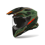 Airoh Commander 2 Plug Verde/Arancio Opaco (CM2P35), casco adventure visto di tre quarti dal lato sinistro, grafica verde mimetica con inserti arancio e neri, opaca