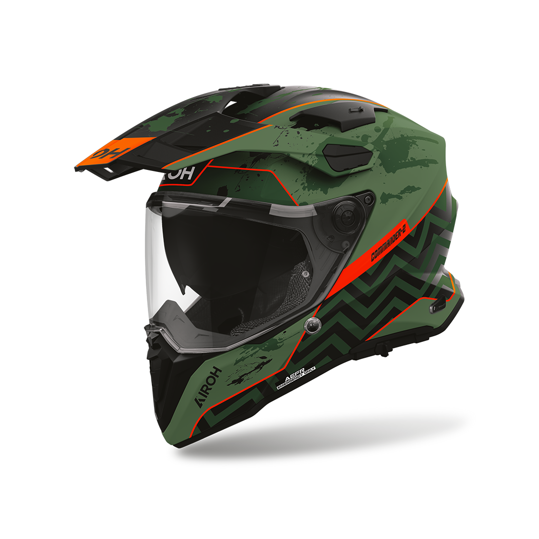 Airoh Commander 2 Plug Verde/Arancio Opaco (CM2P35), casco adventure visto di tre quarti dal lato sinistro, grafica verde mimetica con inserti arancio e neri, opaca
