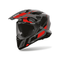 Airoh Commander 2 Polar Rosso Opaco (CM2P55), casco adventure visto di tre quarti dal lato sinistro, grafica grigio antracite e rossa, opaca