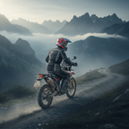 Motociclista con Airoh Commander Boost rosso e blu opaco su moto adventure lungo una strada di montagna