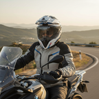 Motociclista con casco Airoh Commander Factor bianco lucido su strada di montagna