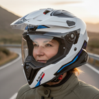 Primo piano di motociclista che indossa il casco Airoh Commander Factor con visiera alzata