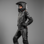 Motociclista donna in figura intera con casco Airoh Commander nero opaco