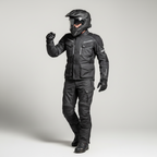 Motociclista in figura intera con casco Airoh Commander nero opaco in studio