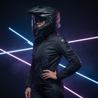 Motociclista donna con casco Airoh Commander nero opaco fra luci al neon