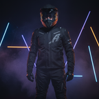 Motociclista con casco Airoh Commander nero opaco fra luci al neon colorate
