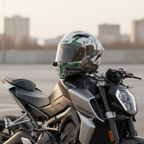 Casco Airoh Connor Alligator appoggiato sulla sella di una moto naked in citta