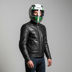 Uomo in giacca di pelle che indossa il casco Airoh Connor Alligator su fondo grigio