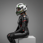Persona seduta in tuta da moto che indossa il casco Airoh Connor Alligator