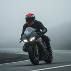 Pilota su moto sportiva nella nebbia con il casco integrale Airoh Connor Bot