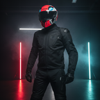 Uomo in tenuta scura fra luci al neon che indossa il casco Airoh Connor Bot