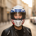 Motociclista donna in pelle con il casco Airoh Connor Nation e la visiera alzata