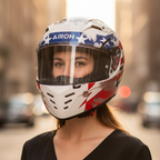 Ritratto in strada di una donna con il casco Airoh Connor Nation bianco e blu