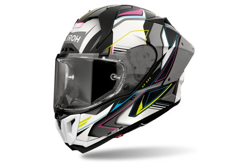 Airoh GP 800 Must Multicolore Opaco (GP8MU54), casco integrale racing visto di tre quarti dal lato sinistro, grafica nera e bianca con inserti multicolore, opaca