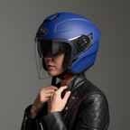 Ragazza di profilo allaccia il cinturino del casco jet Airoh H.20 blu opaco