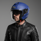Uomo con giacca in pelle indossa il casco Airoh H.20 blu opaco in studio, visiera chiusa