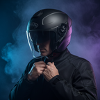 Casco Airoh H.20 nero opaco indossato in un set con fumo e luci blu e viola
