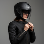 Ragazza di tre quarti con casco Airoh H.20 nero opaco e visiera lunga abbassata
