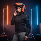 Motociclista donna con casco Airoh TRR S Pure fra luci al neon colorate
