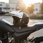 Casco Airoh TRR S Town bianco appoggiato al codone di una moto al tramonto