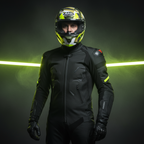 Motociclista in tuta nera con il casco Airoh Valor Army fra barre luminose verdi
