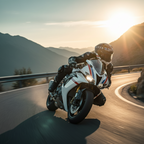 Pilota su moto sportiva in montagna al tramonto con il casco Airoh Valor Craft