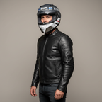 Uomo in piedi in giacca di pelle nera con il casco Airoh Valor Craft, in studio
