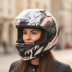 Donna sorridente con il casco Airoh Valor Nexy bianco, nero e rosso indossato, in città