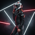 Motociclista fra barre luminose rosse e bianche con il casco Airoh Valor Nexy