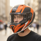 Ragazzo in città con il casco integrale Airoh Valor Wings arancio e nero opaco, visiera trasparente