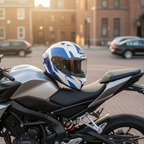 Casco Airoh Valor Wings bianco e blu appoggiato sulla sella di una moto naked in una piazza