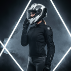 Motociclista donna fra linee luminose e fumo con il casco Airoh Valor Wings bianco e nero