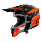 Airoh Wraaap Conquer Grigio/Arancio Opaco (WRAC32), casco cross visto dal lato sinistro con frontino, grafica nera e grigia con inserti arancio, opaca