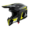 Airoh Wraaap Conquer Nero/Giallo Opaco (WRAC31), casco cross visto dal lato sinistro con frontino, grafica nera e grigia con inserti giallo fluo, opaca