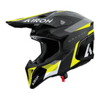Airoh Wraaap Conquer Nero/Giallo Opaco (WRAC31), casco cross visto dal lato sinistro con frontino, grafica nera e grigia con inserti giallo fluo, opaca