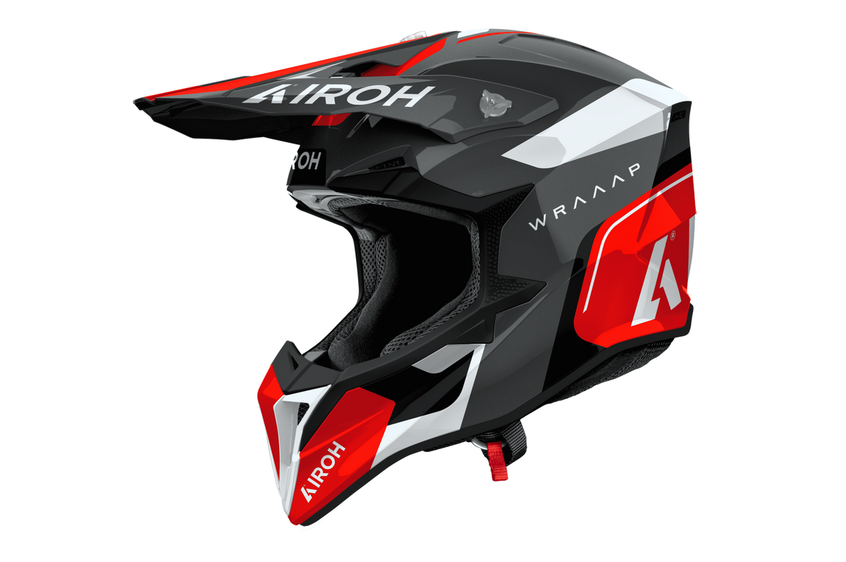 Casco cross Airoh Wraaap Conquer rosso bianco, vista tre quarti anteriore sinistra