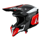 Airoh Wraaap Conquer Rosso/Bianco Lucido (WRAC55), casco cross visto dal lato sinistro con frontino, grafica nera, rossa e bianca, lucida