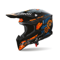 Airoh Wraaap Gear Nero/Arancio Opaco (WRAG35), casco cross visto dal lato destro con frontino, nero opaco con grafica arancio e blu, ingranaggi e paesaggio urbano