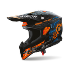 Airoh Wraaap Gear Nero/Arancio Opaco (WRAG35), casco cross visto dal lato destro con frontino, nero opaco con grafica arancio e blu, ingranaggi e paesaggio urbano