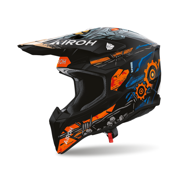 Airoh Wraaap Gear Nero/Arancio Opaco (WRAG35), casco cross visto dal lato destro con frontino, nero opaco con grafica arancio e blu, ingranaggi e paesaggio urbano