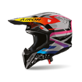 Airoh Wraaap Karma Grigio/Rosa Lucido (WRAK54), casco cross visto dal lato destro con frontino, grigio lucido con fasce rosa, viola e azzurre e frontino giallo e arancio