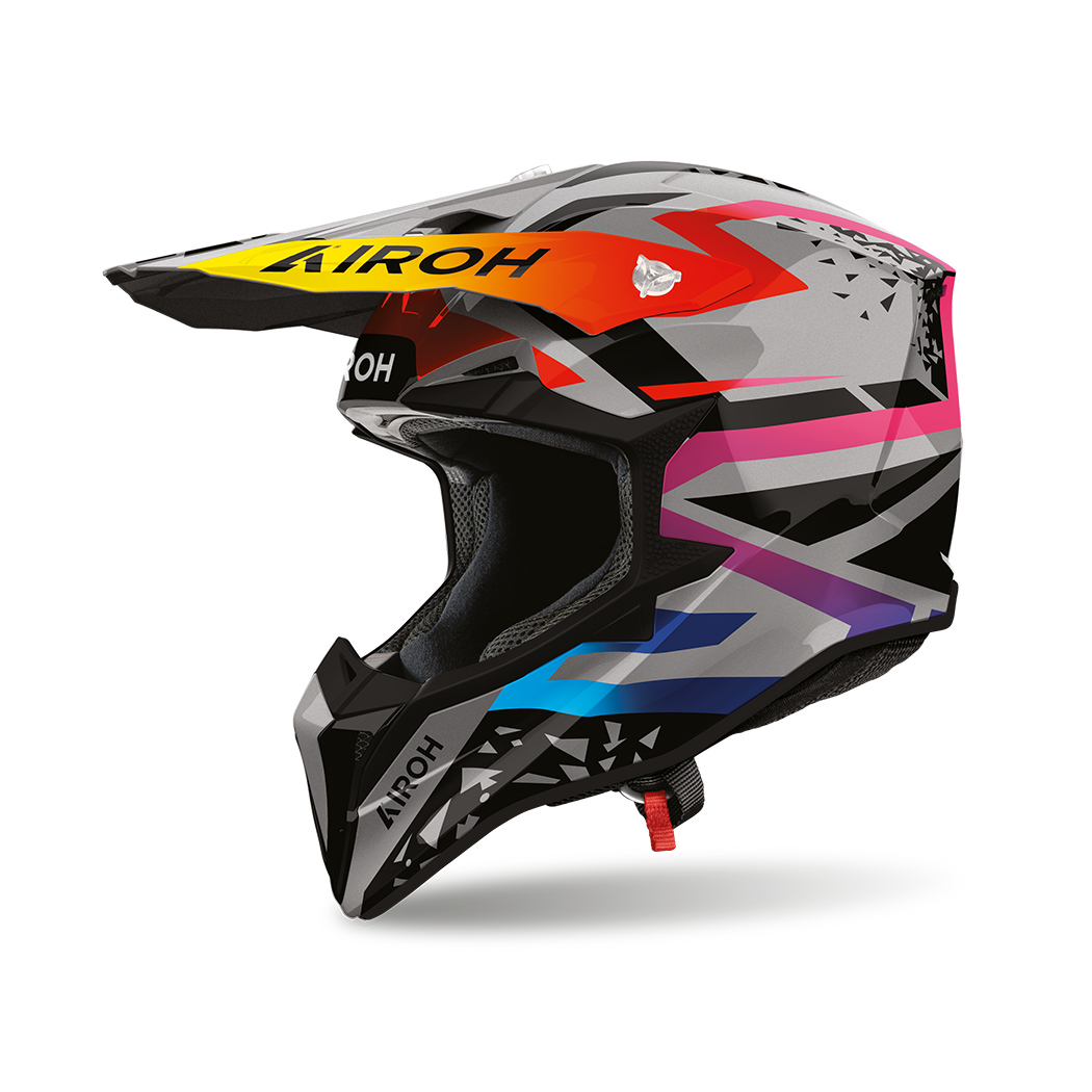 Airoh Wraaap Karma Grigio/Rosa Lucido (WRAK54), casco cross visto dal lato destro con frontino, grigio lucido con fasce rosa, viola e azzurre e frontino giallo e arancio