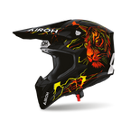 Airoh Wraaap Tyger Nero/Arancio Lucido (WRAT17), casco cross visto dal lato destro con frontino, nero lucido con una tigre arancio e rossa e fulmini gialli