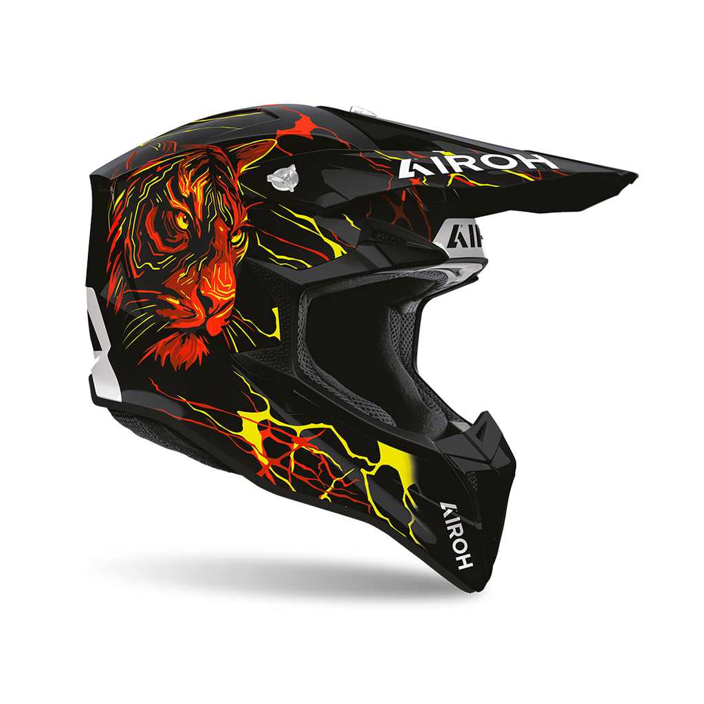 Airoh Wraaap Tyger Nero/Arancio Lucido visto dal lato sinistro, con frontino e mentoniera in evidenza