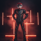 Motociclista in tuta nera con il casco Airoh Wraap Broken fra luci al neon rosse