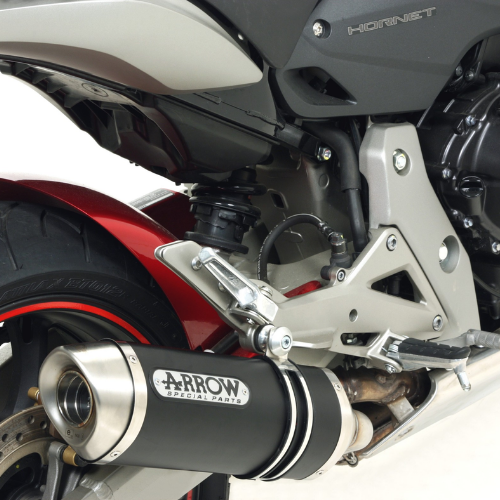 Dettaglio del terminale Arrow Thunder scuro montato sulla Honda Hornet 600