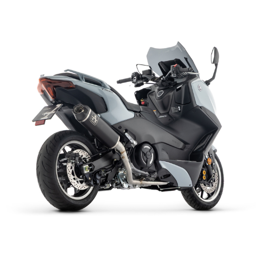 Yamaha TMAX 560 grigio con parabrezza, vista posteriore tre quarti dello scarico Arrow