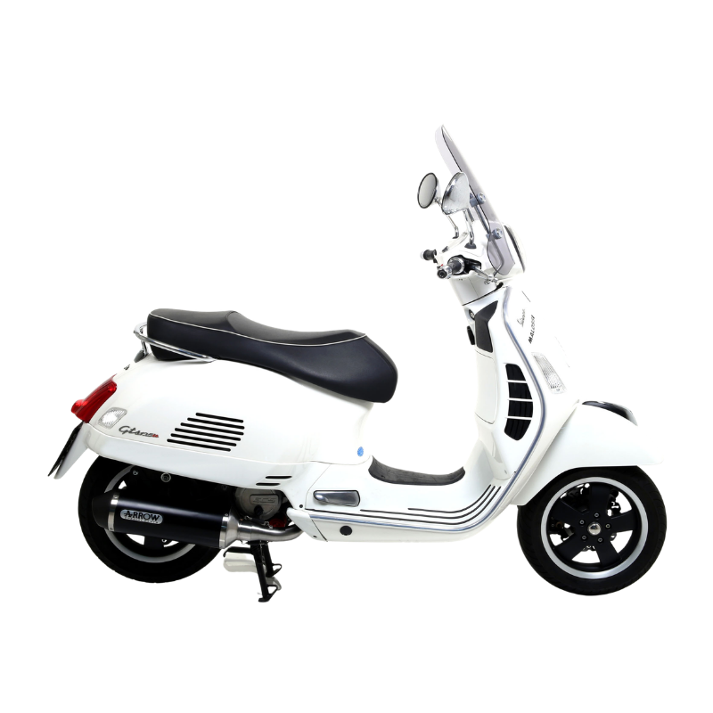 Piaggio Vespa GTS bianca con impianto Arrow: il collettore 53051MI sta sotto la pedana