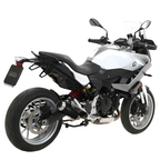 BMW F 900 XR bianca con scarico Arrow, vista di tre quarti posteriore